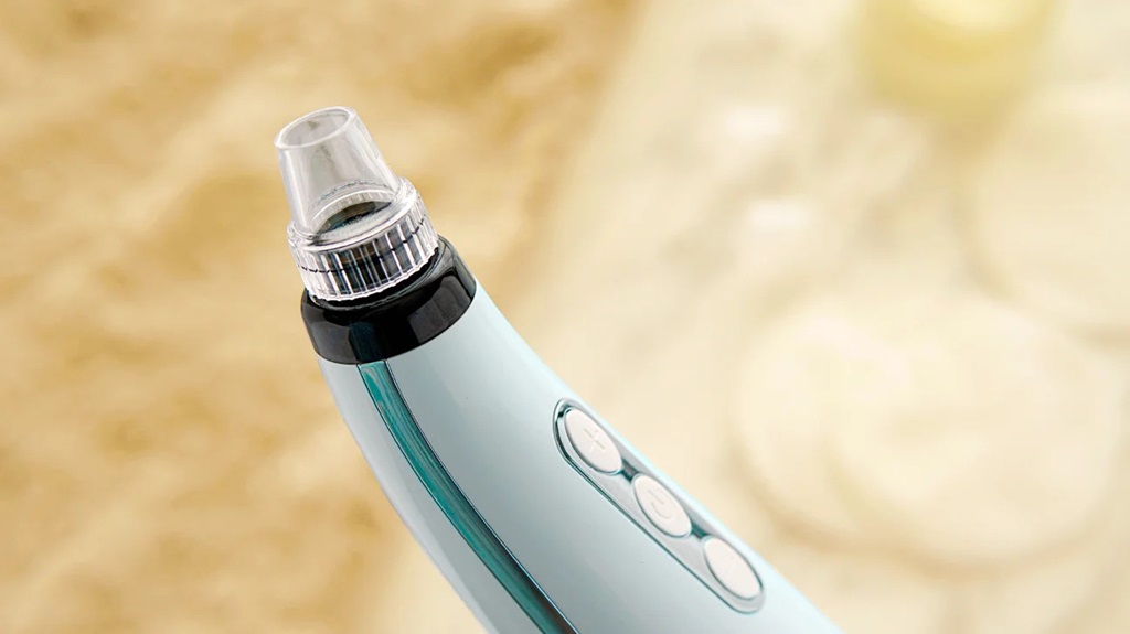 How to Use a Face Vacuum