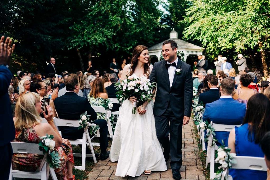 How do you know what dress code to wear to a wedding?
